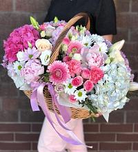Цветочная композиция из Розы, Хризантемы, Пионы и Лизиантусы в корзине в Подколодновке