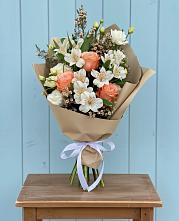 Букет цветов из:  Альстромерии, Лизиантусы, Розы и Хризантемы в Подколодновке