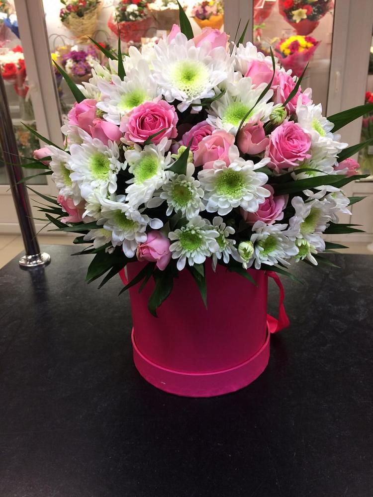 Цветочная композиция из Розы и Хризантемы в шляпной коробке в Подколодновке