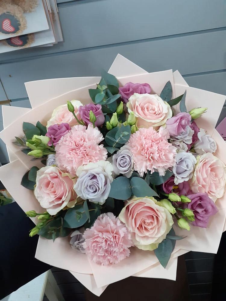 Букет цветов из: Розы, Гвоздики и Лизиантусы в Подколодновке